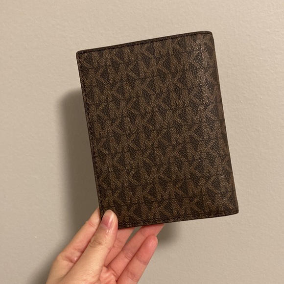 Michael Kors passport holder/wallet - Picture 4 of 4